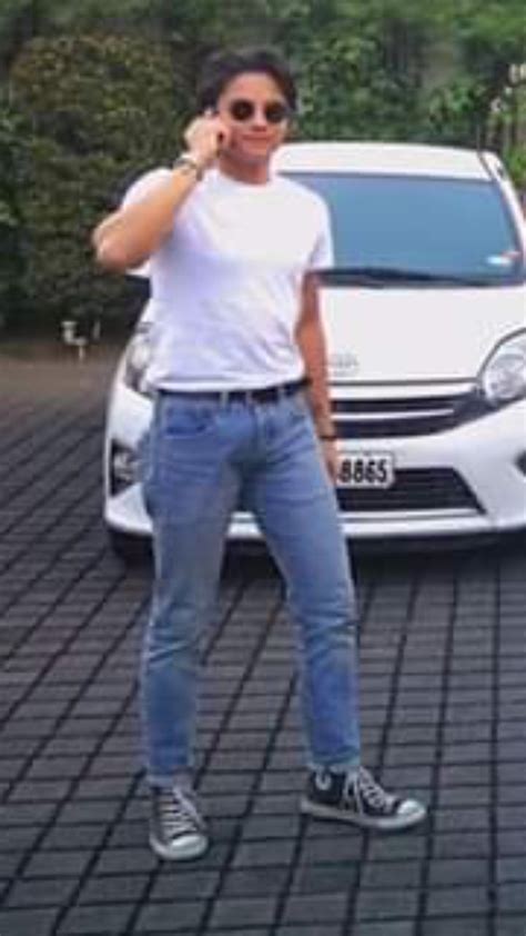 Daniel Padilla de los Wapayasos presume fotos frente al espejo.